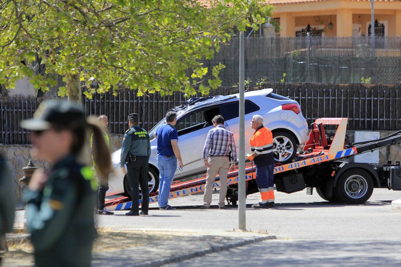 El vehículo es cargado en una grúa tras acabar la inspección ocular