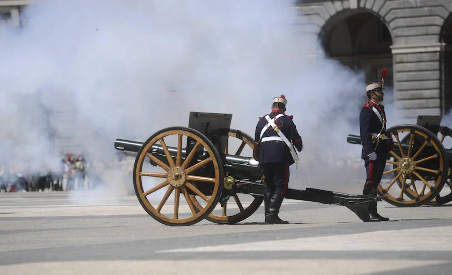 4. Artillería. Los cañones no podían faltar en este evento militar que se desarrolla mensualmente frente al Palacio Real