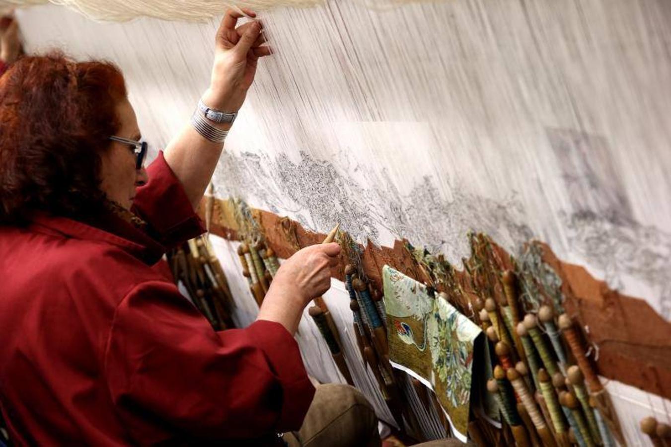 9. Una trabajadora trabajando sobre un tapiz en la Real Fábrica de Tapices