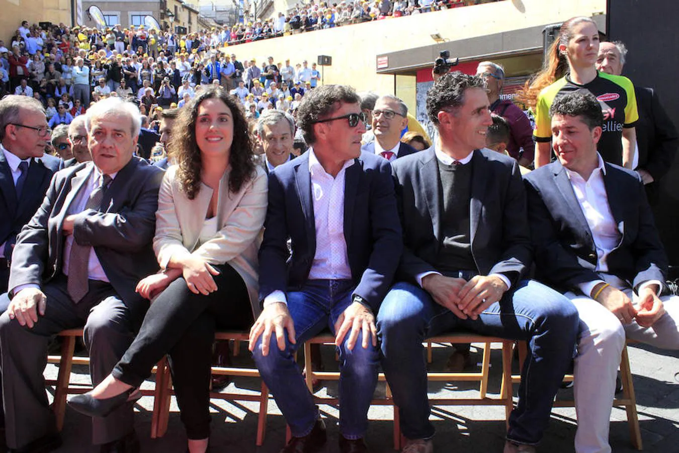 En la primera fila, los concejales Juan José Pérez del Pino y Noelia de la Cruz junto con  Delgado, Induráin y Sastre
