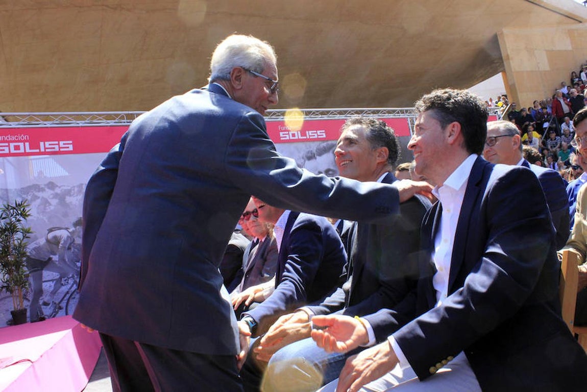 «Ahora os toca a vosotros», dice Bahamontes a Induráin y a Sastre tras dar su discurso