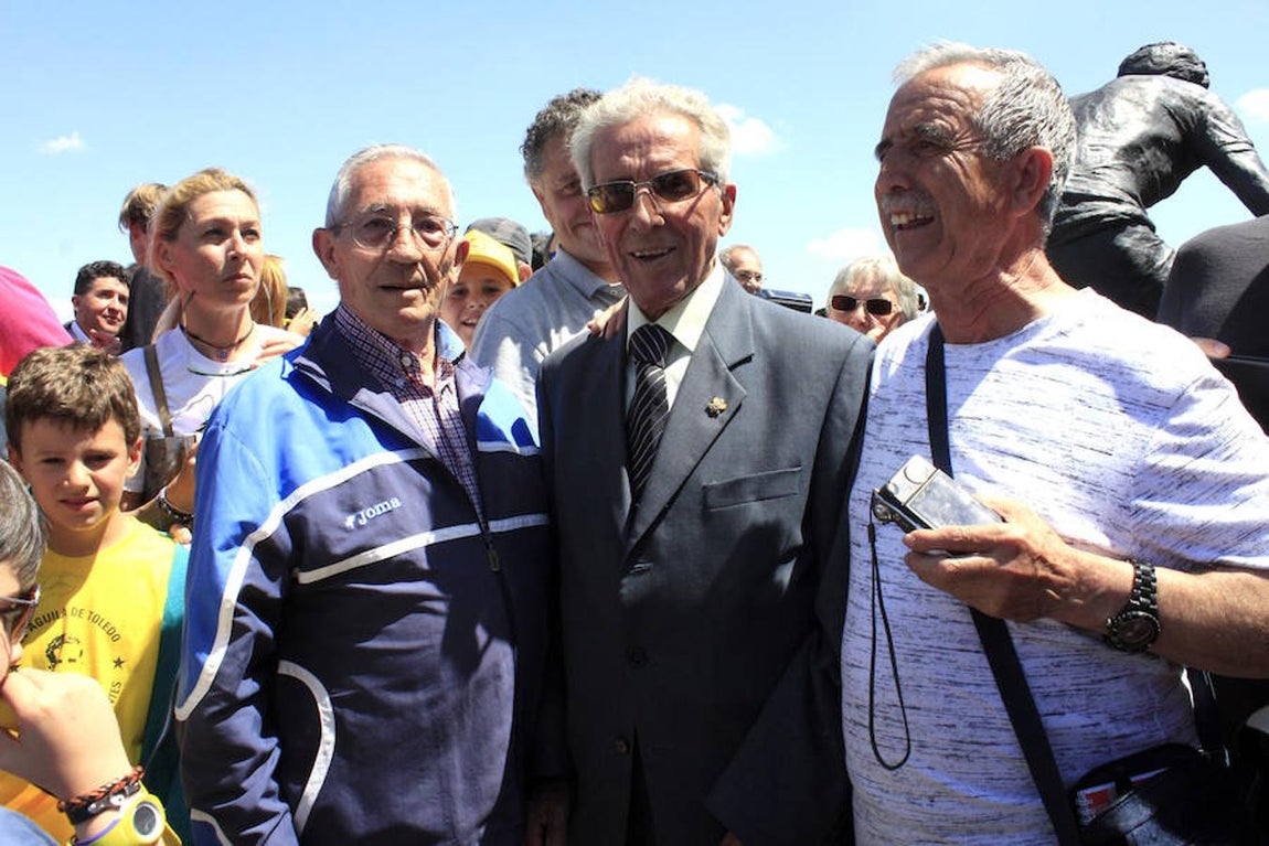 Francisco Jiménez (a la izquierda) aplaudió a Federico Martín Bahamontes en el recibimiento que le dio la ciudad el 20 de septiembre de 1959