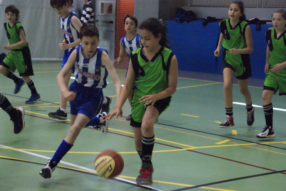 Las mejores imágenes del partido de baloncesto alevín masculino entre Ntra. Sra. Recuerdo y Sagrada Familia Jorge Juan