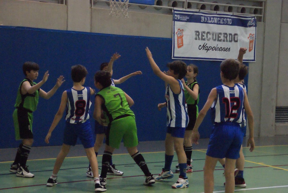 Las mejores imágenes del partido de baloncesto alevín masculino entre Ntra. Sra. Recuerdo y Sagrada Familia Jorge Juan