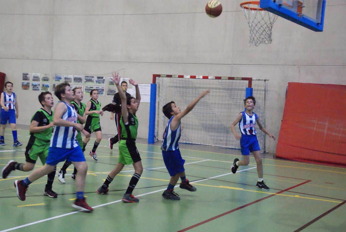Las mejores imágenes del partido de baloncesto alevín masculino entre Ntra. Sra. Recuerdo y Sagrada Familia Jorge Juan