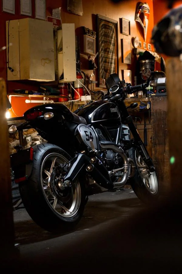 Ducati Scrambler Café Race. Equipa un motor de dos cilindros en uve a 90º de 803 cc refrigerado por aire y su potencia total es de 75 cv. Un motor conocido en la gama Ducati y que funciona realmente bien