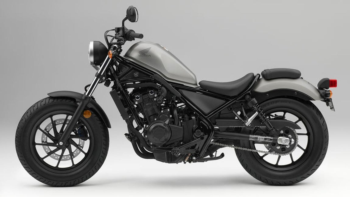 Honda Rebel 500. Cuando fusionamos el estilo custom, retro y con toques modernos, es obligatorio mencionar la nueva Rebel de Honda
