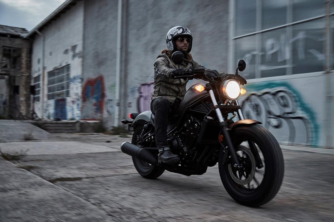 Honda Rebel 500. La Rebel 500 está destinada para aquellos que buscan una moto que no se arrugue en la jungla urbana y tenga opciones para divertirse por la carretera. Además es una de las preferidas por los conductores noveles para usarla con el carnet A2. Tiene una potencia total de 45 CV gracias a su motor bicilíndrico de 8 válvulas