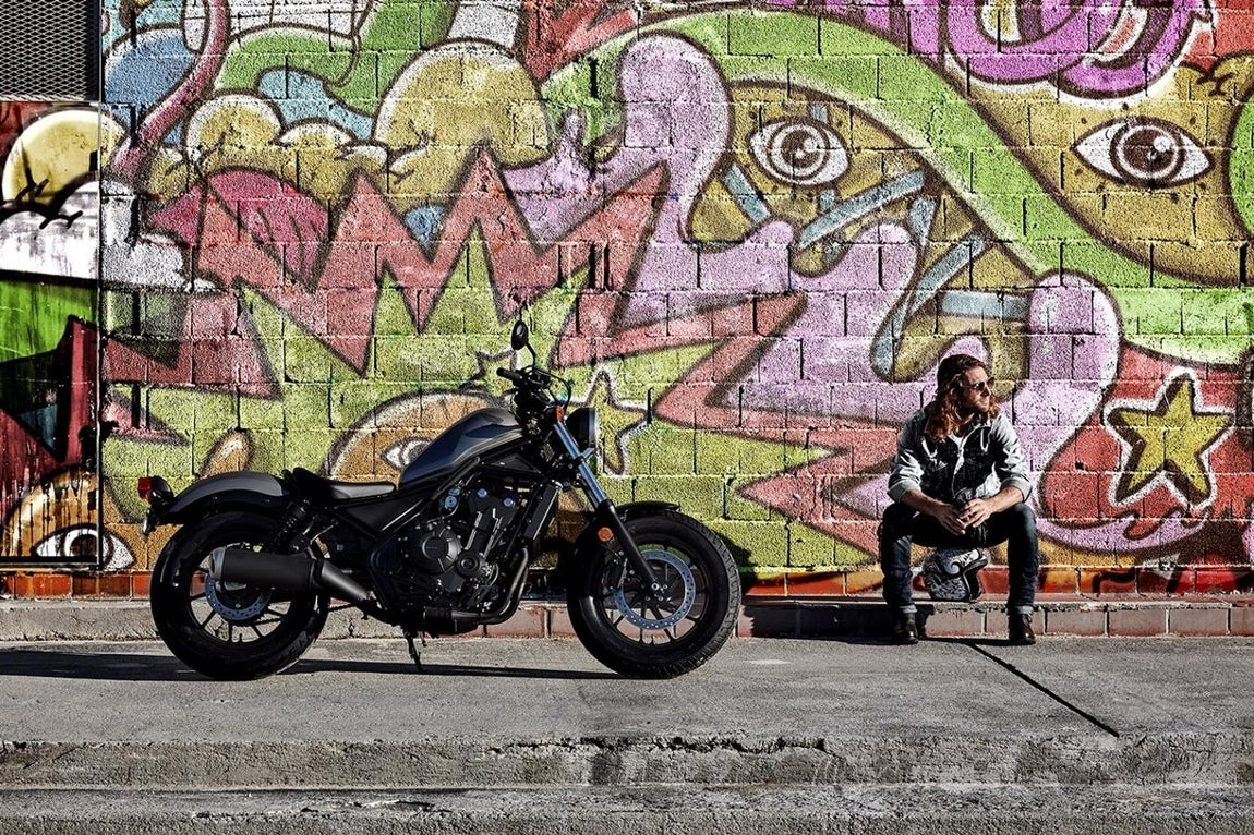 Honda Rebel 500. Tiene detalles de moto de más potencia como neumáticos anchos, un chasis ancho y regulación de suspensión trasera para acomodar un acompañante trasero. El precio de esta gran pequeña moto es de 6.000 euros