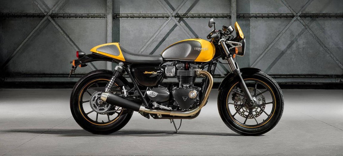 Triumph Street Cup. Todos recordaremos a Steve McQueen huyendo de los alemanes al manillar de una preciosa Triumph 650 TT Special, en la película «La Gran Evasión». Pues algo de ese icono podemos encontrar en las Street Cup de Triumph, unas motocicletas modernas pero con un diseño neoretro muy llamativo