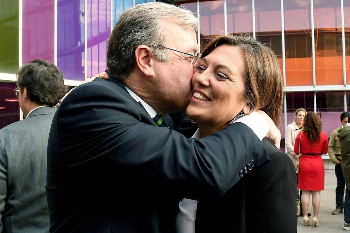 La consejera de Agricultura, Milagros Marcos, saluda a Antonio Silván, alcalde de León. 