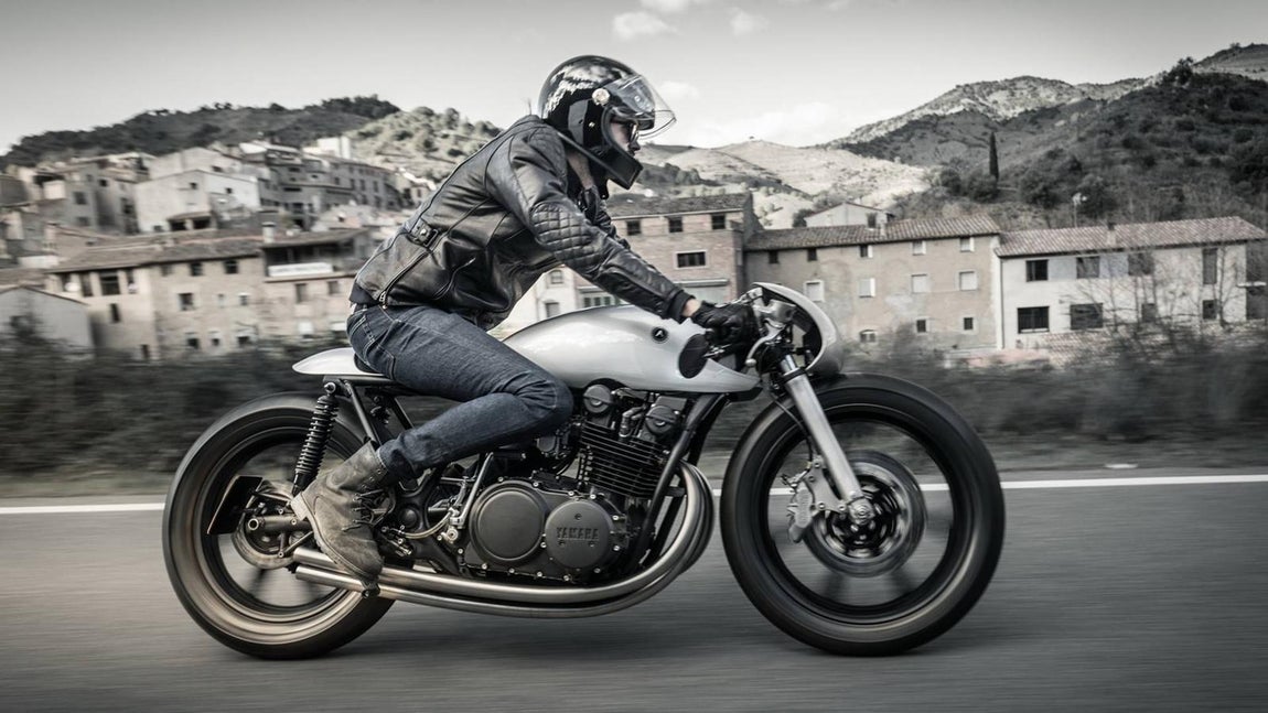 Yamaha Type 11. En la versión definitiva encontramos pinzas de frenos firmadas por Brembo, una estructura artesanal para ubicar el faro, un escape curvado diseñado y fabricado por la propia Auto Fabrica, detalles elaborados con impresora 3D y un largo etcétera que ubican a la Type 11 como una de las motos más exclusivas del mercado. Una motocicleta diseñada por y para los aficionados de las motos clásicas, pero que quieren ese toque tecnológico que no pueden encontrar en motos con más de 20 años de antigüedad. Una moto que presume de un diseño único, muy elaborado y que gracias a la unión de dos grandes marcas nos la ofrecen en una pequeña tirada comercial. Ya vamos adelantando que la expectación que está creando esta moto, puede convertirla como uno de los modelos más deseados del 2018