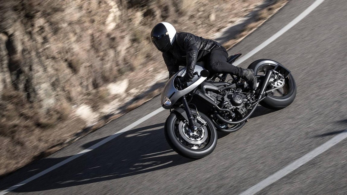 Yamaha Type 11. Este proyecto no se podía quedar como una moto conceptual más y Yamaha ha dado luz verde para su fabricación a baja escala. Utilizando el mismo ADN estético que hemos podido ver anteriormente en el prototipo llega la versión «de calle» de la Type 11, con algunos cambios para legalizarla. Se ha elegido como base la Yamaha XS750, una moto con estilo setentero perfecta para esta moto