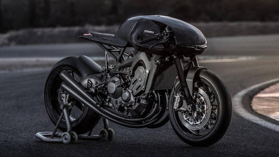 Yamaha Type 11. No todos los días Yamaha presenta un modelo que fácilmente podríamos ver en un salón internacional de la motocicleta y haberse quedado como un proyecto más de diseño. El auge por este tipo de motos y el éxito que está cosechando las versiones limitadas, han hecho que den luz verde a este proyecto tan singular. Todos los elementos han sido revisados y diseñados para crear una moto peculiar, diferente y muy especial. Desde su espectacular frontal donde vemos una especie de cúpula usada para ubicar el foco delantero, pasando por la parte trasera con un colín estrecho, que nos recuerda a las motos de competición de los años 60&amp;70. Comenzó siendo un bonito proyecto de diseño, se ha convertido en un nuevo modelo que llegará al mercado de manera limitada entre el verano y otoño de 2018. Aún no sabemos precio oficial y desde la marca todavía no se ha posicionado en un rango. Tampoco nos ha desvelado cuantas unidades de esta motocicleta de estilo retro podrían llegar al mercado español