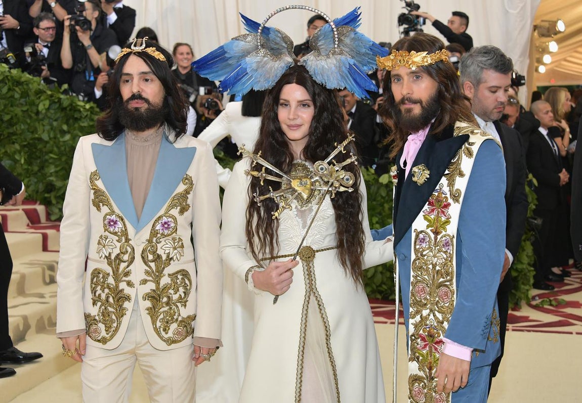 Alessandro Michele, Lana del Rey y Jared Leto. El director creativo de Gucci escogió un traje blanco con solapas azules y bordados dorados. Alessandro posó junto a Lana del Rey y Jared Leto en lo que las redes sociales han bautizado como la "Santísima Trinidad". Un trio que no pasó desapercibido en la alfombra de la Gala Met 2018.