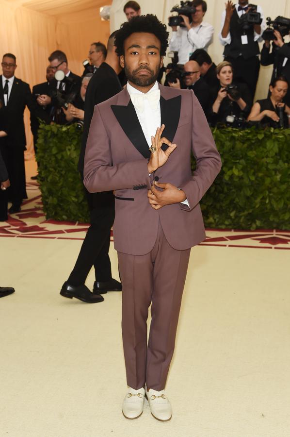Donald Glover. Otro toque de color lo puso el esmoquin Heritage Gucci malva de Donalg. Con solapa de otomán, bordado de ojo dorado y una camisa de fiesta con volante plisado de color blanco, pajarita de otomán y mocasines con flecos de piel blanca, no le faltaba detalle.