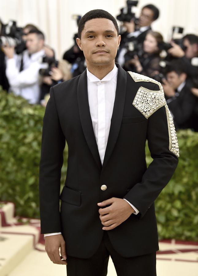 Trevor Noah. El cómico apostó por un look clásico para la gala, con traje de chaqueta negro sin corbata al que puso el toque de originalidad con una cruz bizantina de abalorios en el hombro.