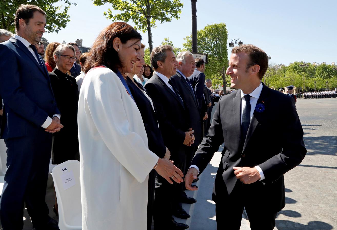 El presidente de Francia, Emmanuel Macron, saluda a la alcaldesa de París, Anne Hidalgo. 
