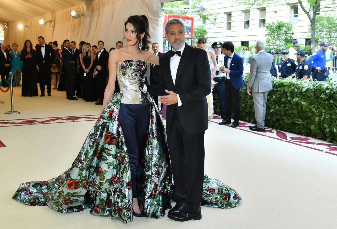 George Clooney, junto a su esposa Amal Clooney. 