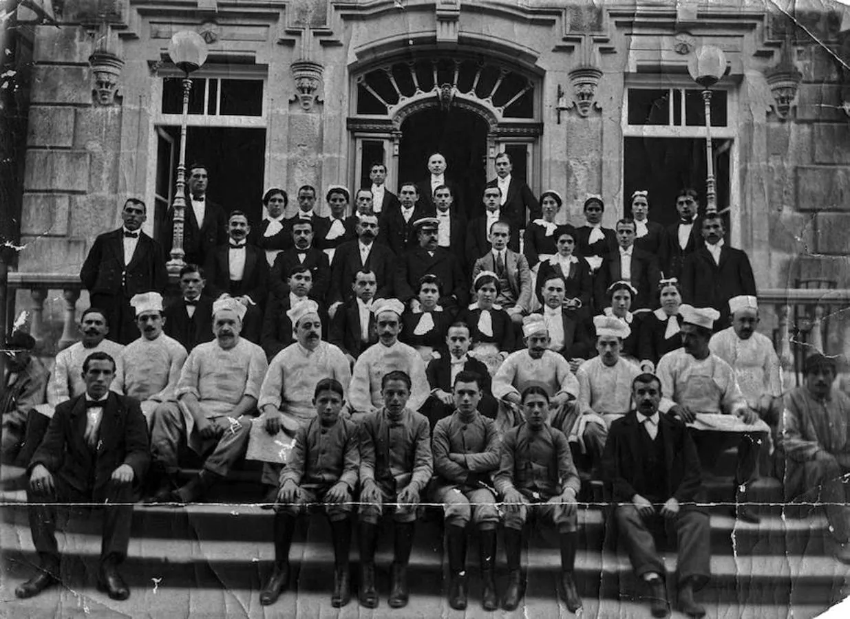 Foto histórica del personal de Gran Hotel de 1920. 