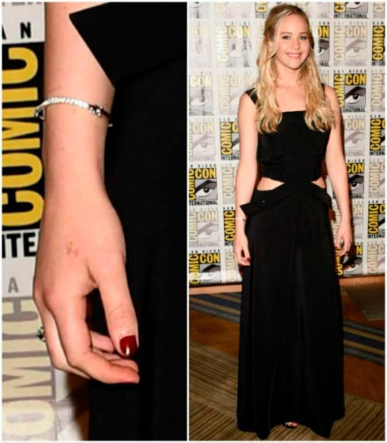 Jennifer Lawrence. La actriz se tatuó la fórmula científica del agua «H2O», el problema fue que en lugar de tatuarse el 2 más abajo, se lo tatuó todo a la misma altura, cosa que, técnicamente, es un error