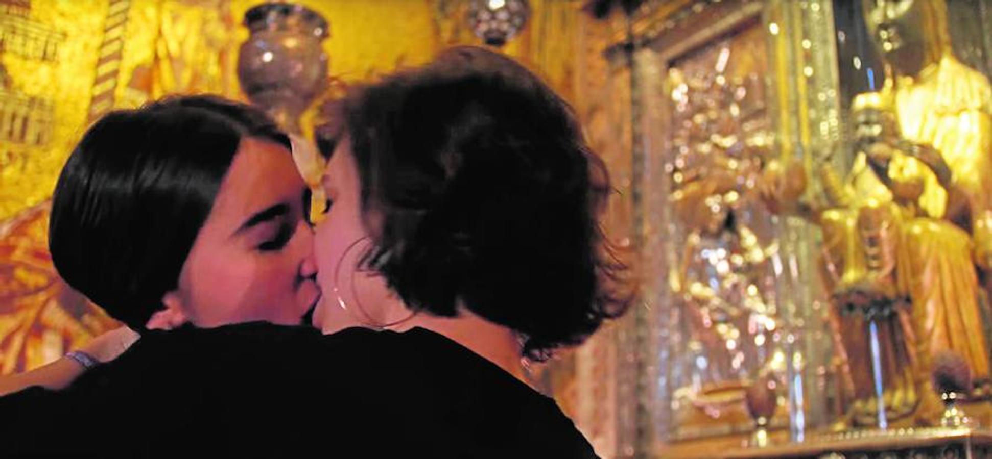 Arran, la organización juvenil de la CUP cuelga en abril de 2017 un vídeo en Youtube en el que se ve a dos mujeres besándose frente a la imagen de la «Moreneta» para denunciar «la lesbofobia de la Iglesia». 