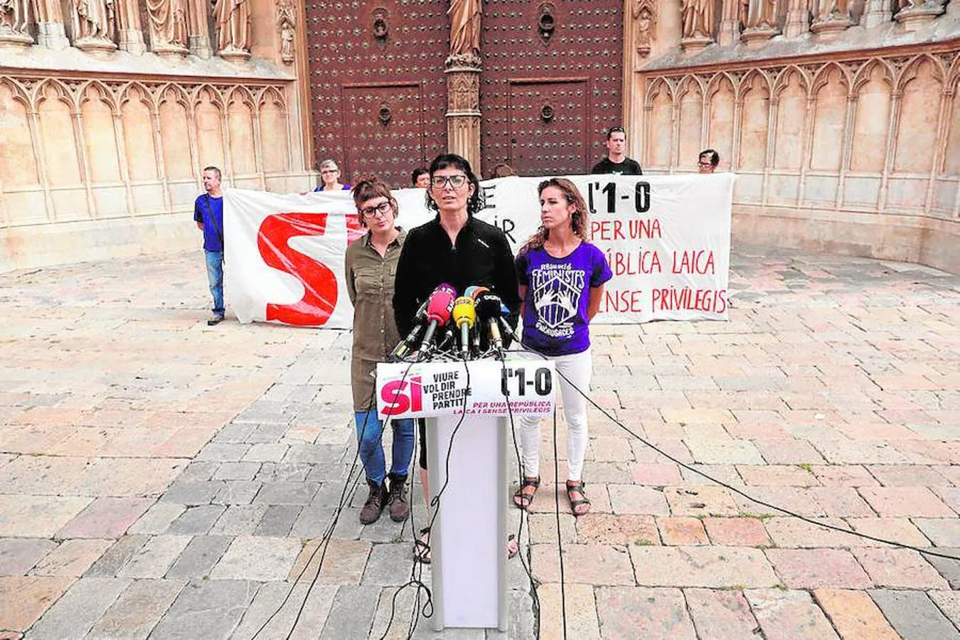 LA CUP organiza una rueda de prensa en la Catedral de Barcelona para denunciar que la Iglesia católica es «una estructura de poder a abatir». 