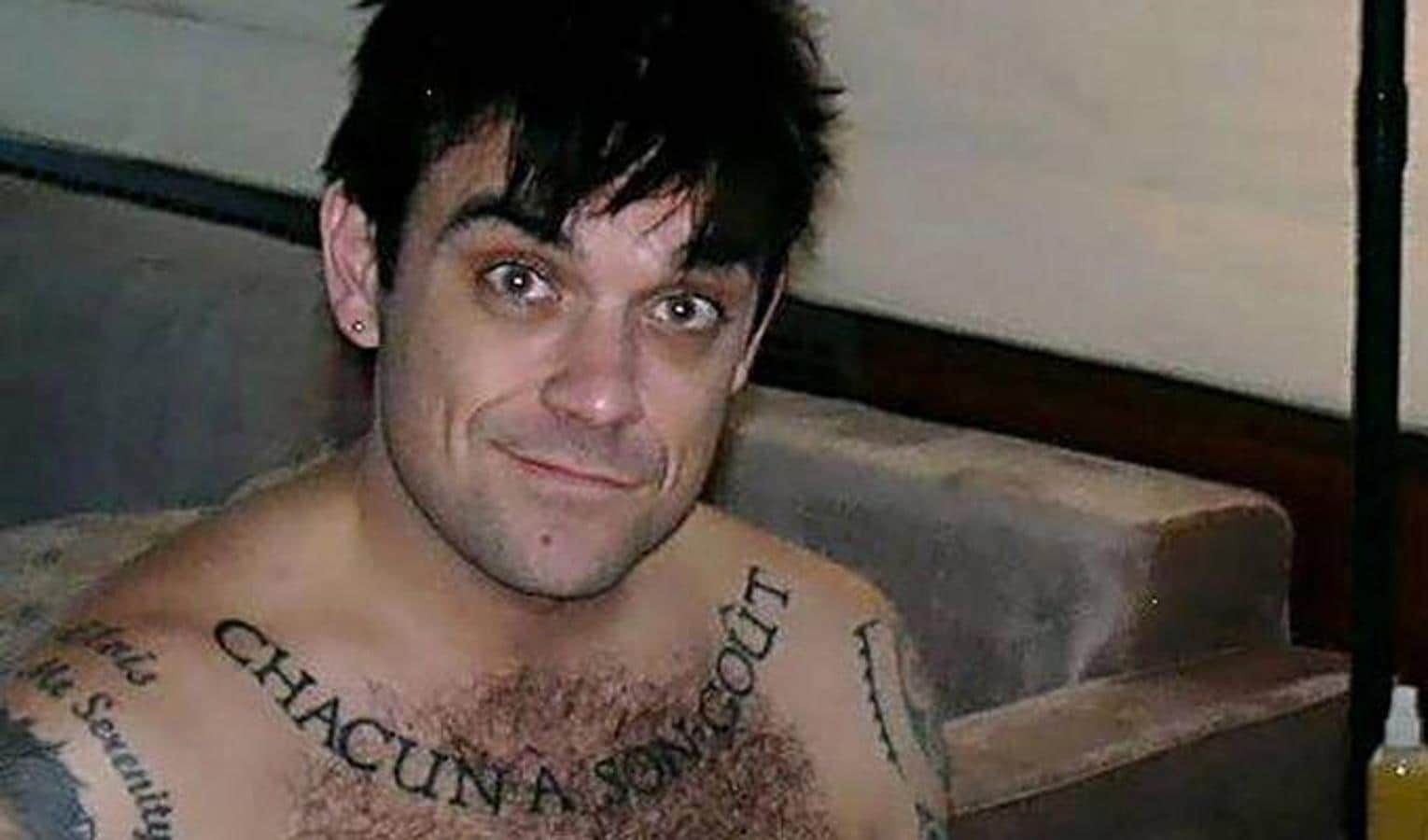 Robbie Williams. Uno de los tatuajes más famosos del cantante inglés es la frase que tiene en su pecho: «Chacun à son goût», un intento fallido de escribir «Para gustos los colores». Correctamente escrito sería «Chacun ses goûts»