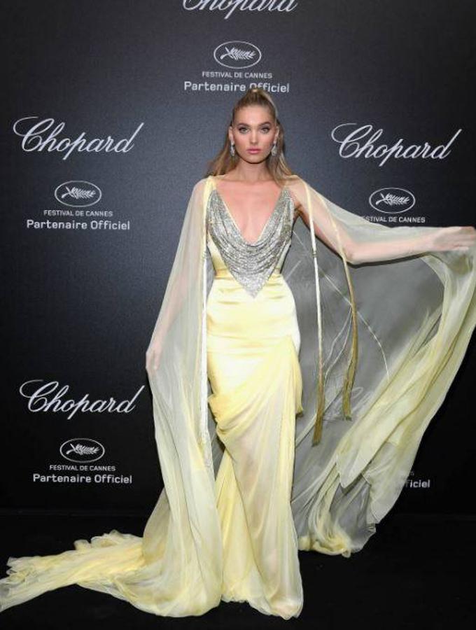 Elsa Hosk. La modelo de Victoria's Secret eligió un impresionante vestido en amarillo pálido con capa de gasa de Ralph &amp; Russo