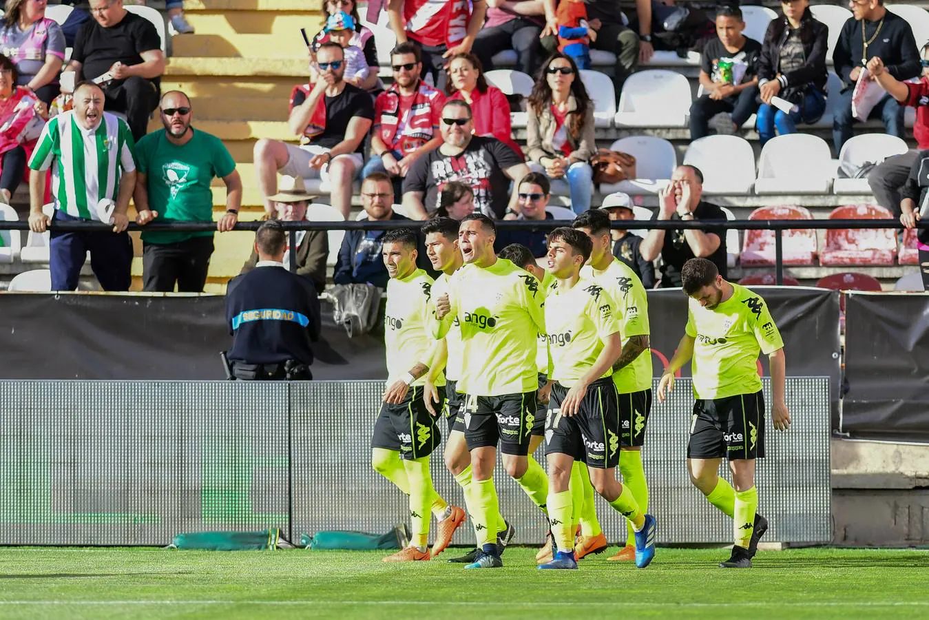Espectacular remontada del Córdoba CF. El bloque cordobesista, acompañado por 500 aficionados blanquiverdes, ha ganado al líder de Segunda en Vallecas (1-2)