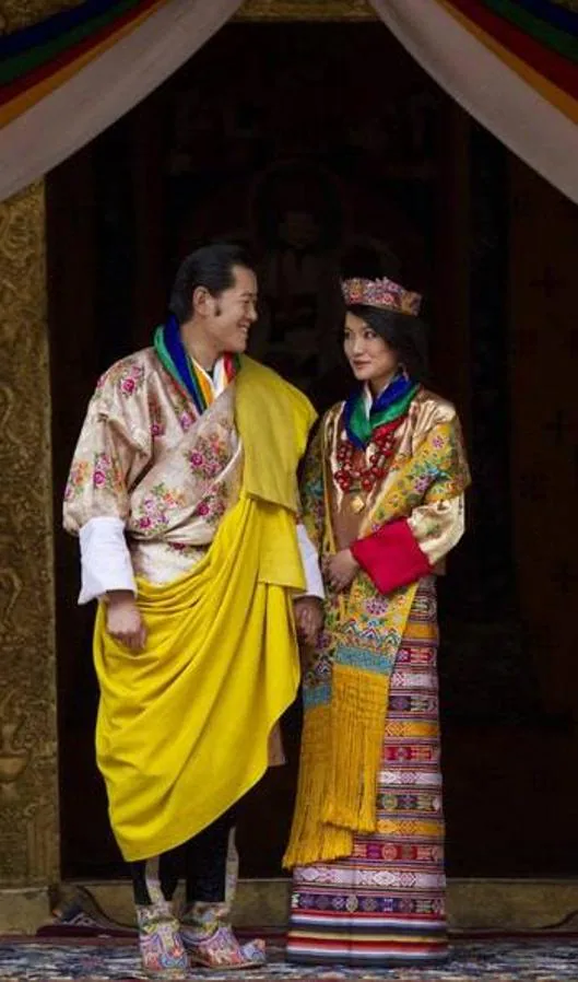 Jetsun Pema de Bután. La reina de Bután no podía faltar en esta lista, dándo un toque exótico y diferente a las novias reales. La joven se casó con un vestido tradicional tejido en exclusiva para ella
