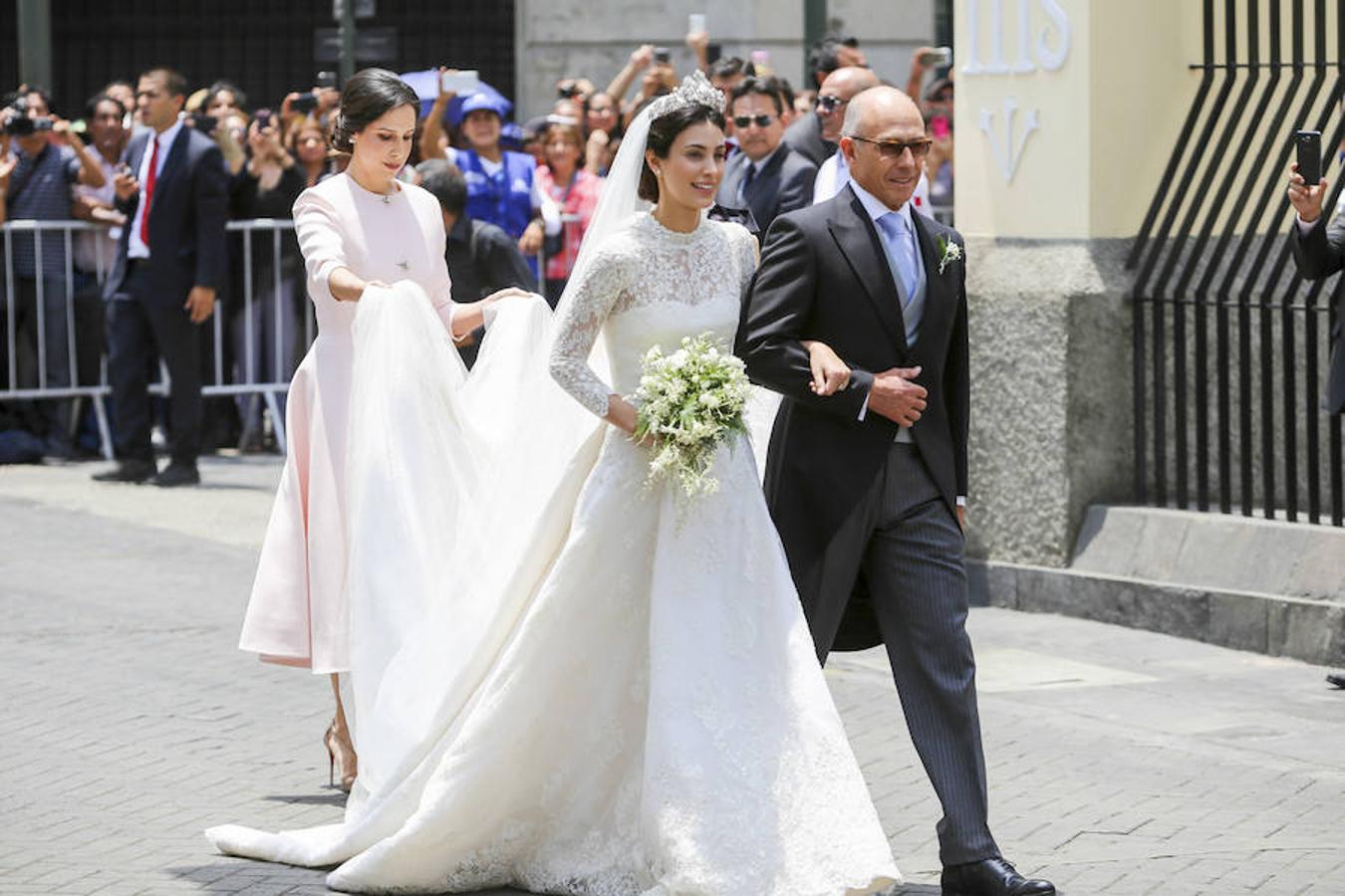 Alessandra de Hannover. Para la ceremonia religiosa encargó al gallego Jorge Vázquez un vestido de diseño clásico con una larga cola. El diseño estaba confeccionado en gaza de seda doble italiana, seda y encaje chantilly