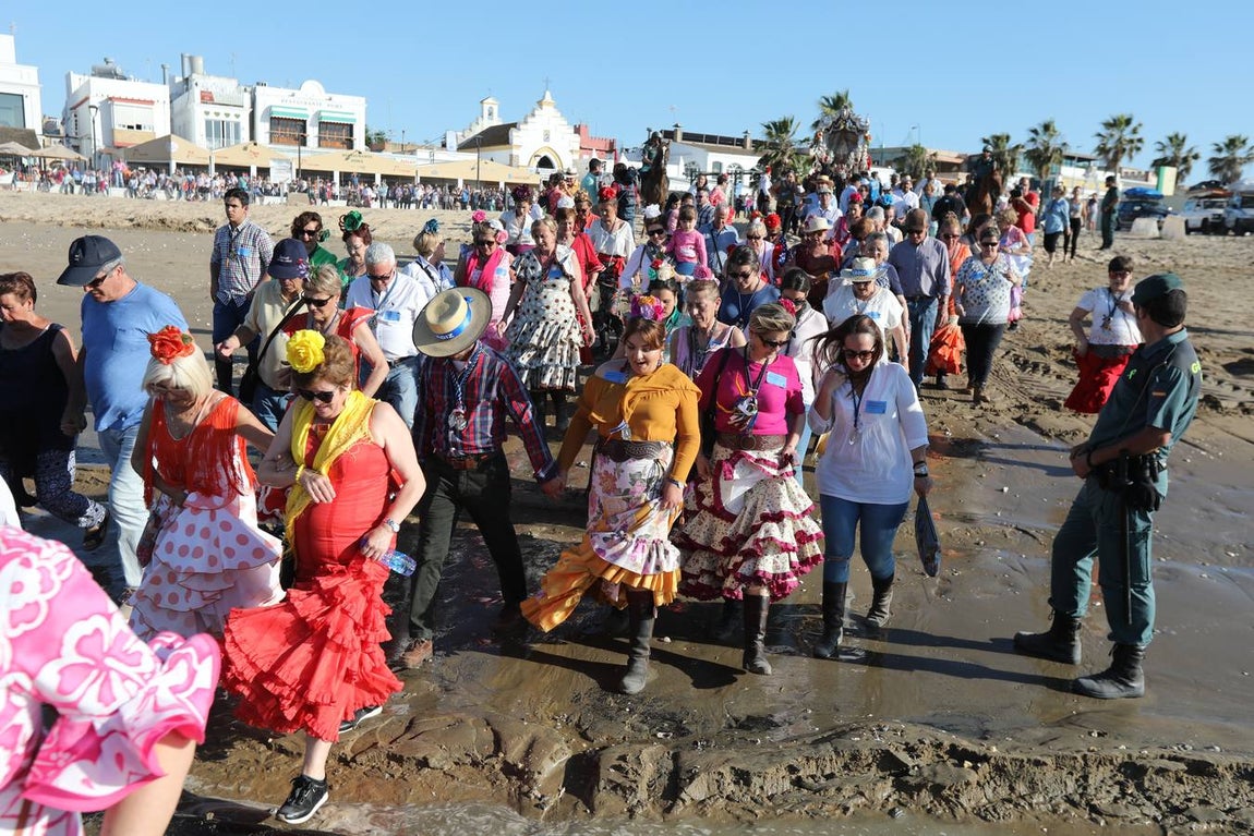 Fotos: La Hermandad de Cádiz cruza el río Guadalquivir