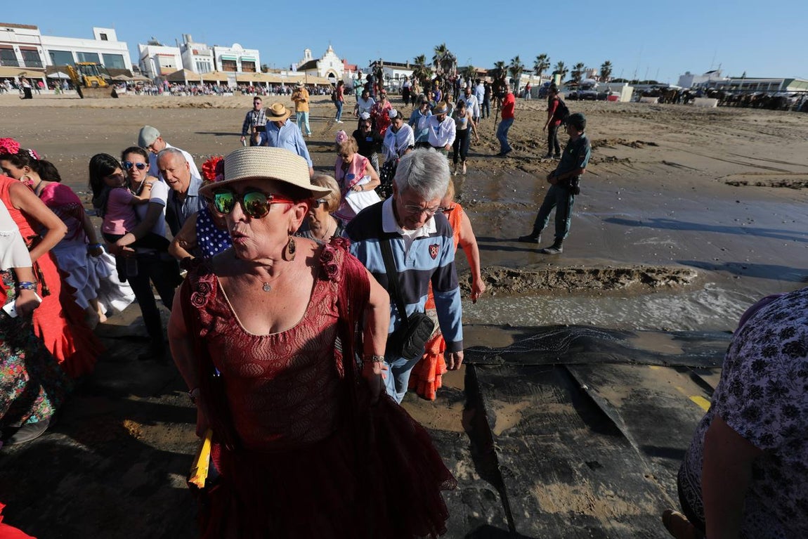 Fotos: La Hermandad de Cádiz cruza el río Guadalquivir