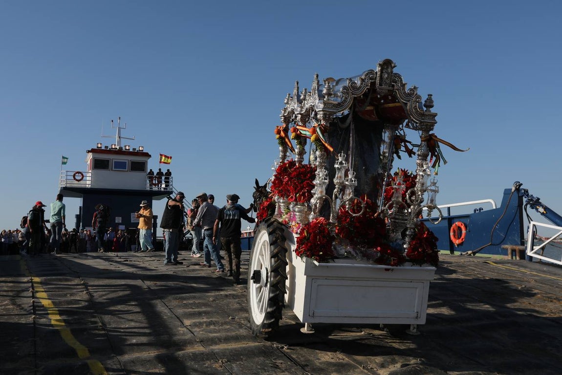 Fotos: La Hermandad de Cádiz cruza el río Guadalquivir