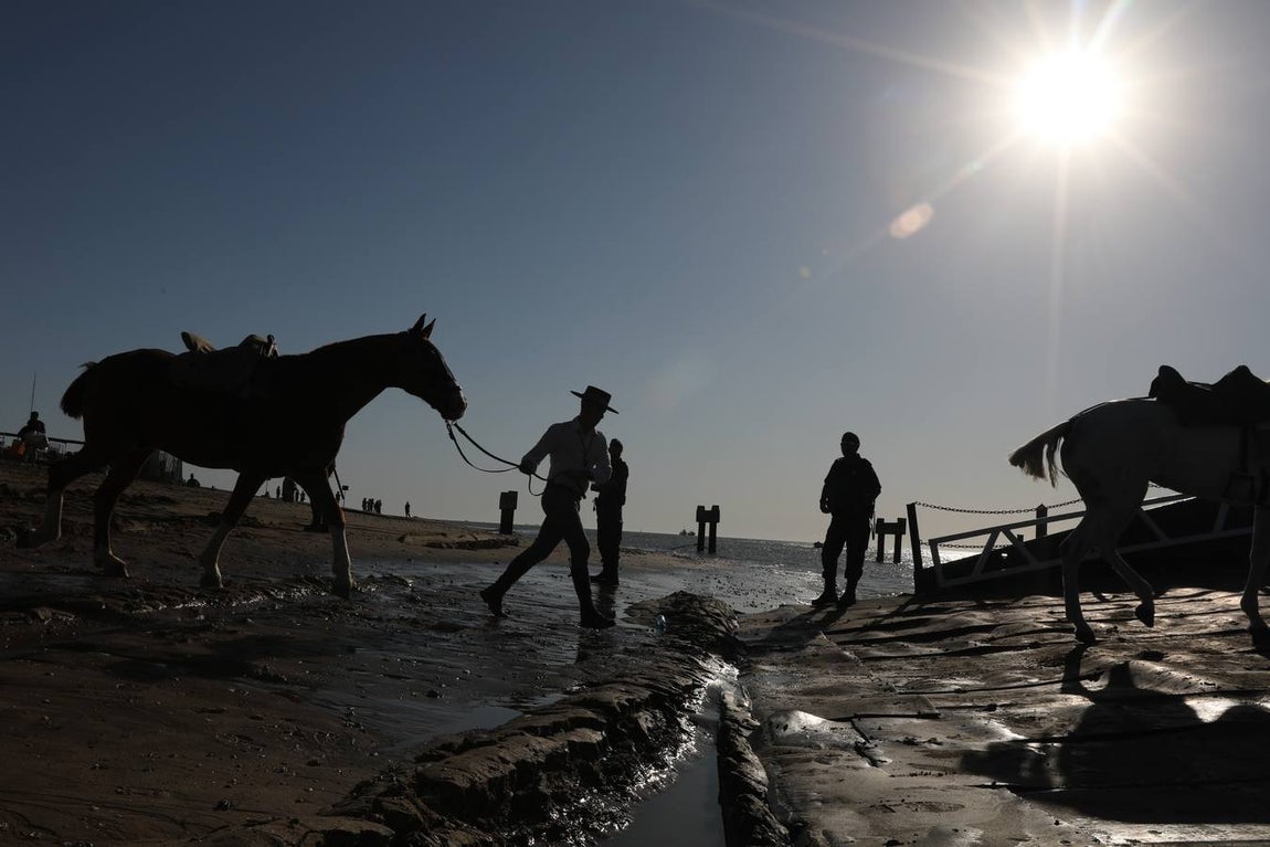Fotos: La Hermandad de Cádiz cruza el río Guadalquivir