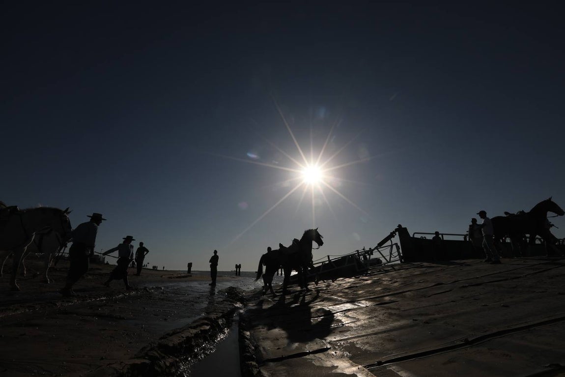 Fotos: La Hermandad de Cádiz cruza el río Guadalquivir