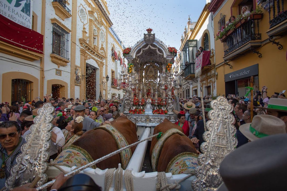 Rocío 2018 en Sevilla: salida de la hermandad de Triana