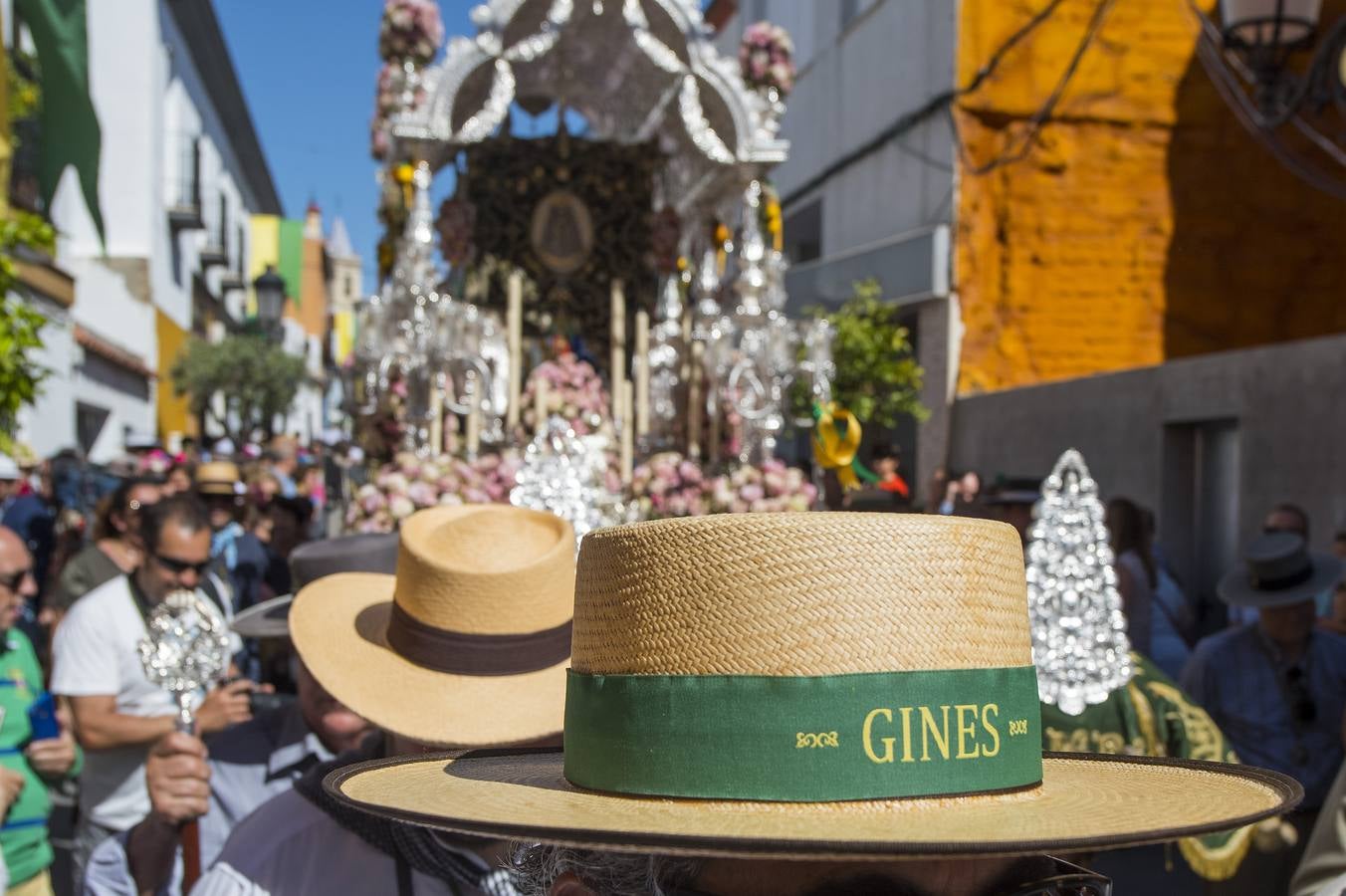 Imágenes del Rocío 2018 en Sevilla: salida de la hermandad de Gines