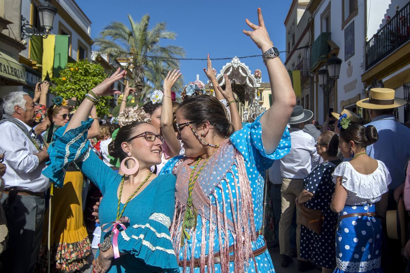 Imágenes del Rocío 2018 en Sevilla: salida de la hermandad de Gines