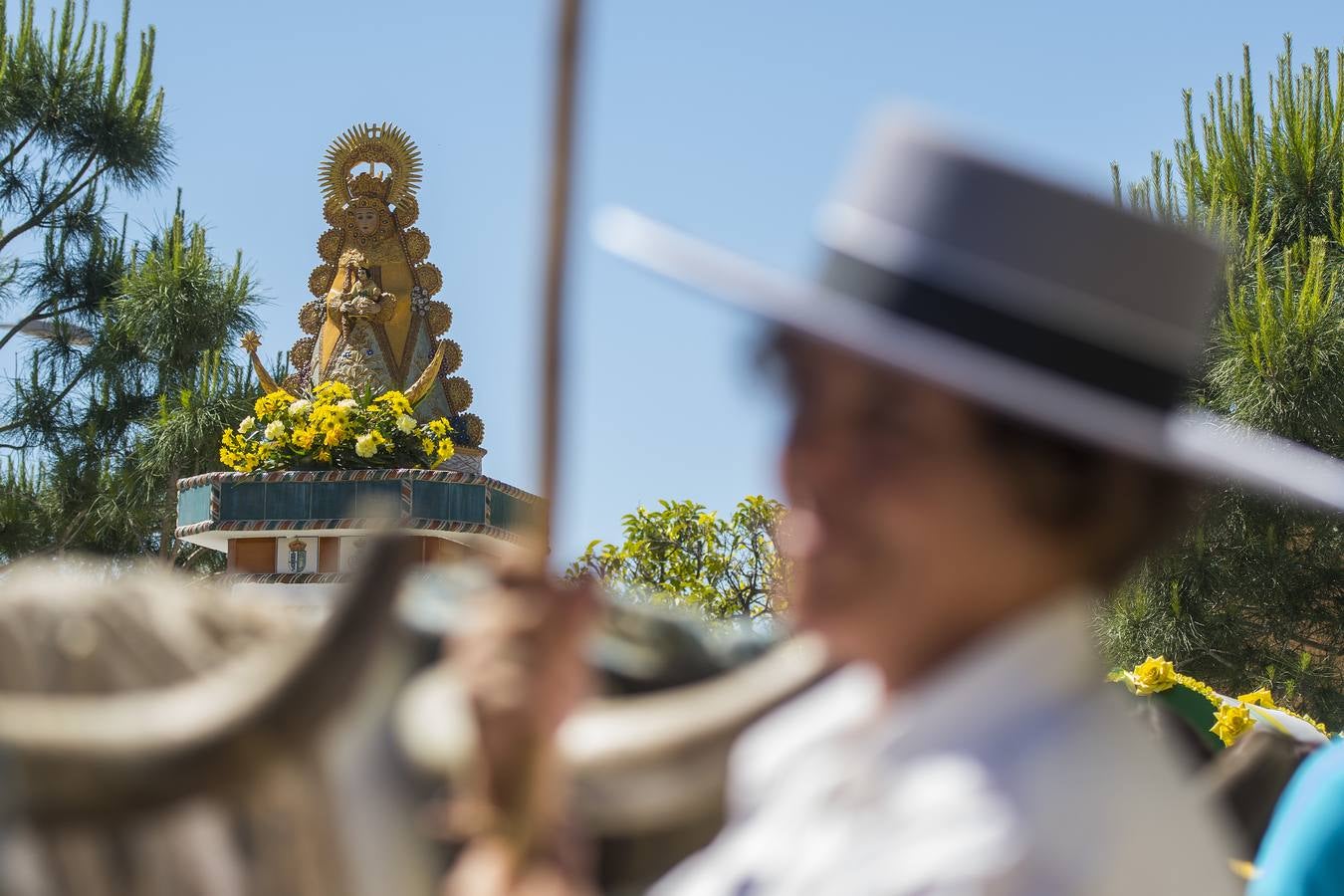 Imágenes del Rocío 2018 en Sevilla: salida de la hermandad de Gines