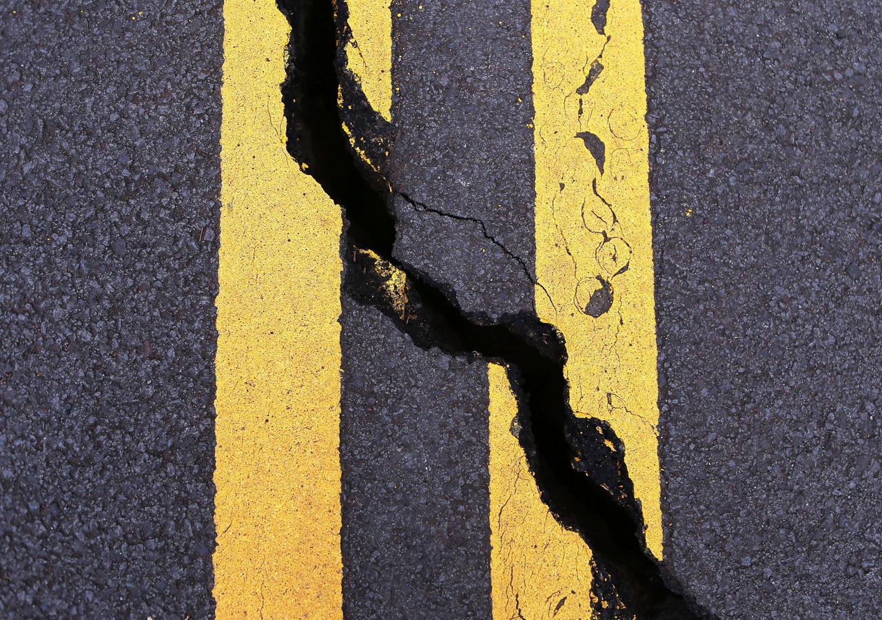 Una grieta atraviesa la carretera causada por la actividad sísmica del volcán Kilauea. 