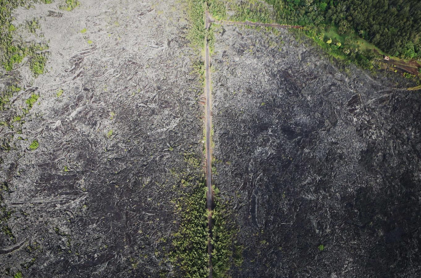 Un camino pasa a través de un antiguo campo de lava que se originó en el volcán Kilauea. 
