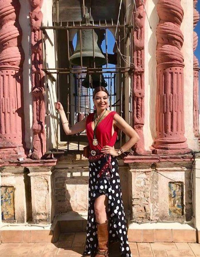Lucía Hoyos. La presentadora ha optado por una falda de lunares y una camisa roja para la peregrinación de este año. De calzado, se ha atrevido con unas botas camperas