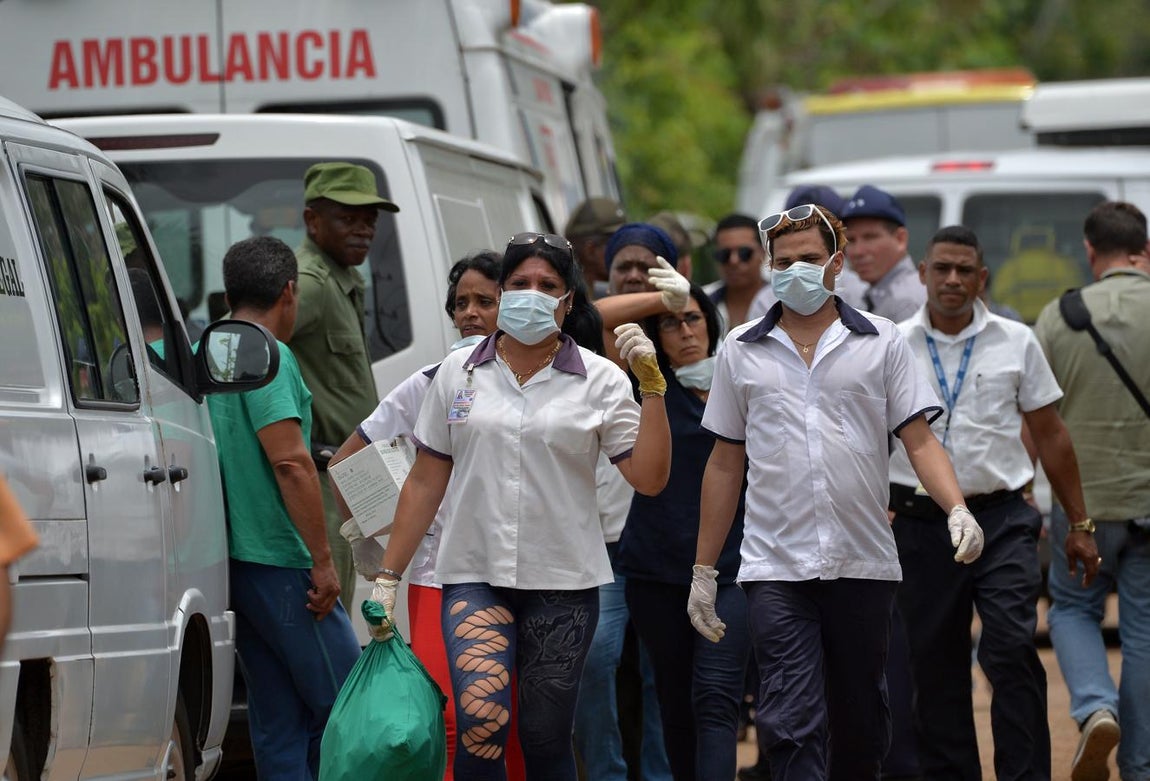 Miembros del servicio de urgencias se acerca al lugar donde se ha estrellado el avión. 
