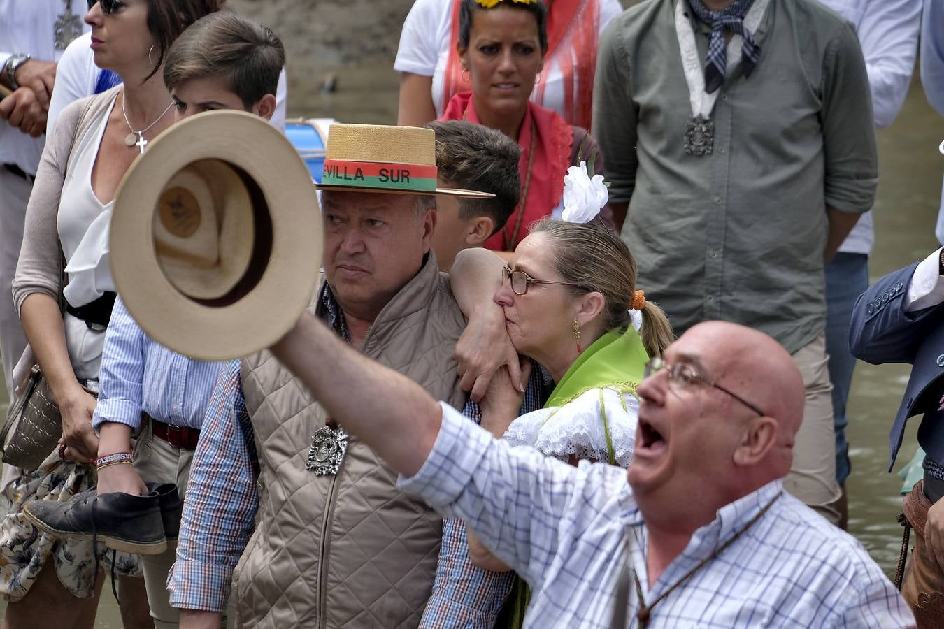 Peregrinos de Sevilla Sur cantándole al cajón en el Quema