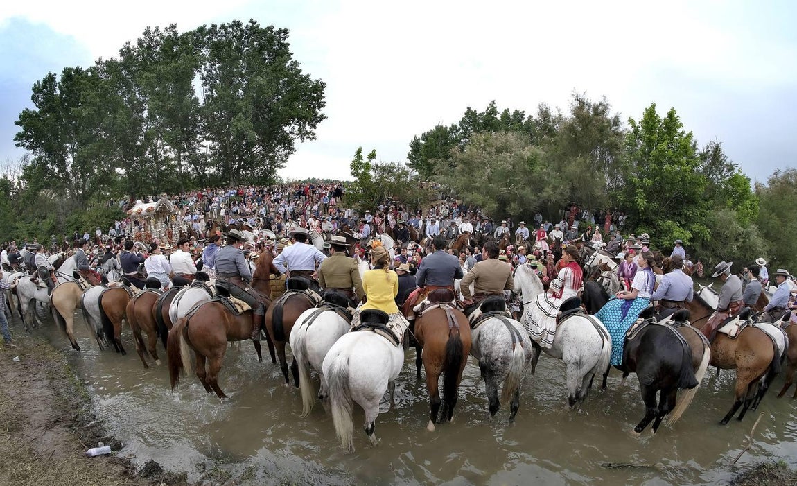 La hermandad de Triana escoltando a su carreta en el Quema