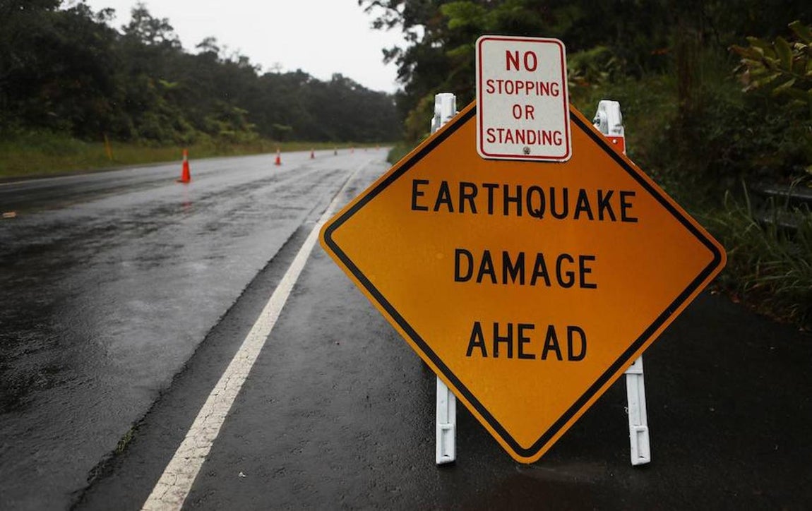 Los incendios y los pequeños seísmos están complicando la situación en la isla. 