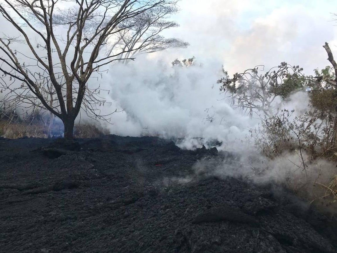 Los ríos de lava oscurecen el día con su ceniza pero iluminan las noches por su estado incandescente. 