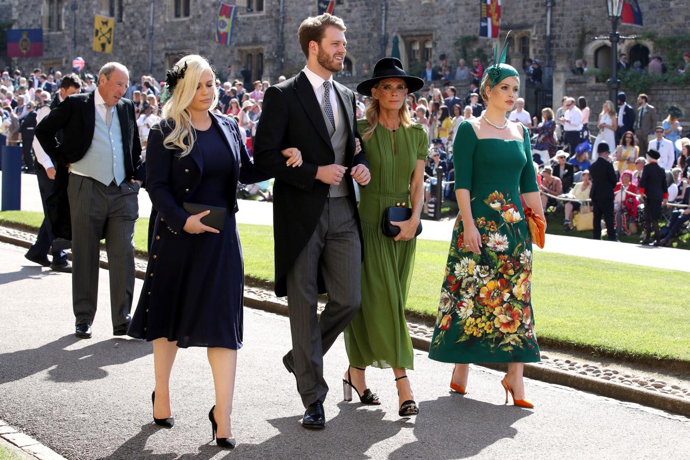 Eliza y Louis Spencer, Victoria Aitken y Kitty Spencer. Los primos del Príncipe Harry llegaban juntos al Castillo de Windsor. 